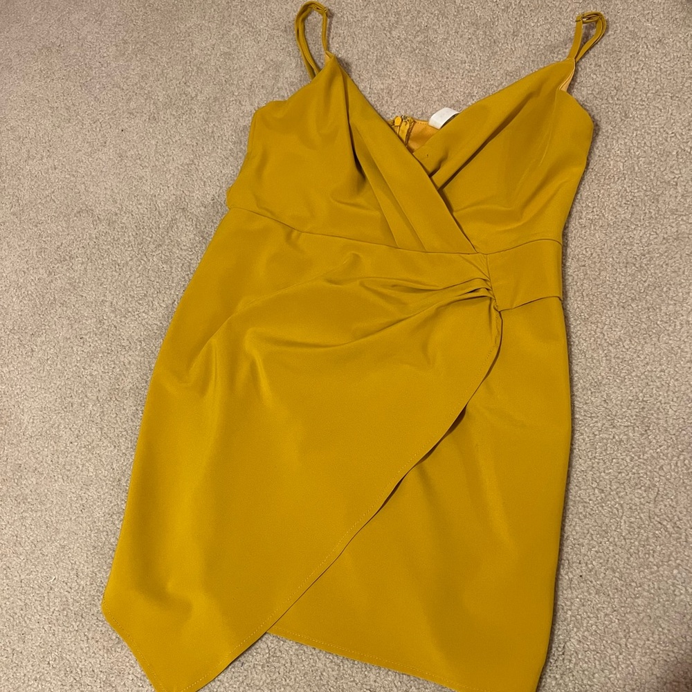 Pretty yellow dress! Worn once and so cute on!